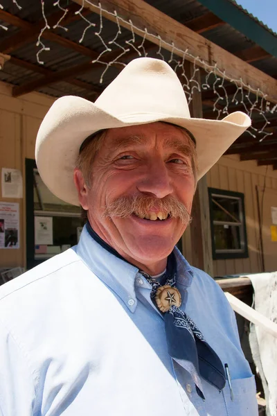 Şapkalı son sınıf öğrencisi.