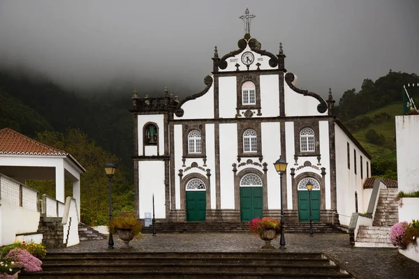 Vista Della Vecchia Chiesa Bianca Giorno Nebbioso — Foto Stock