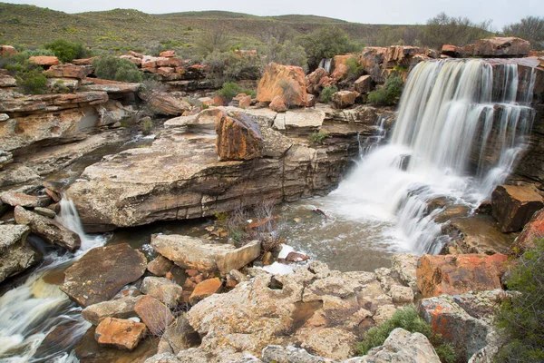 Dağlarda güzel bir şelale 