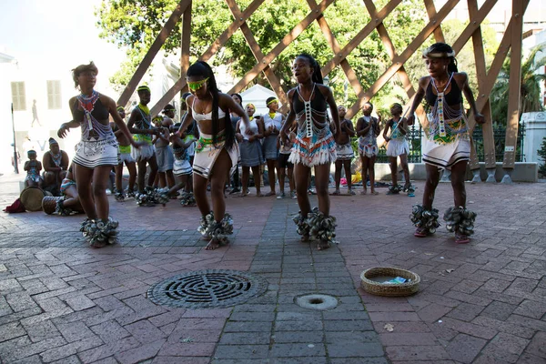 Afro-Afrikalı insanlar sokaklarda dans ediyor, seyahat çekimleri yapıyorlar.