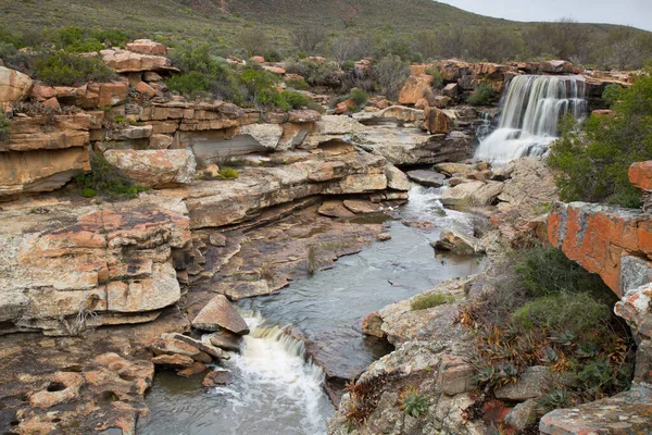 Dağlarda güzel bir şelale 