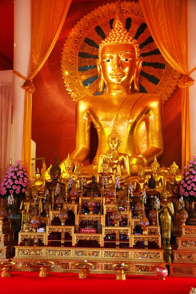 タイの寺院にある黄金の仏像 — ストック写真