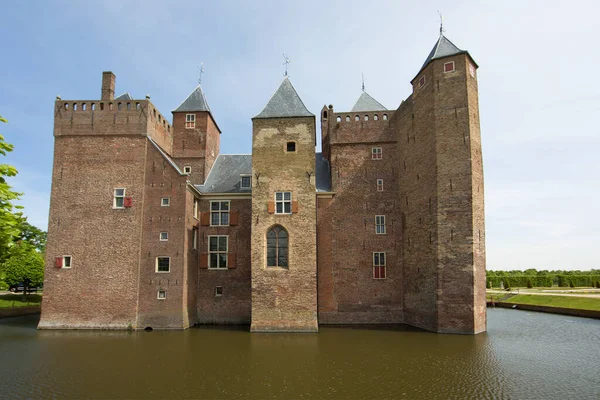 Görkemli eski demirli kale