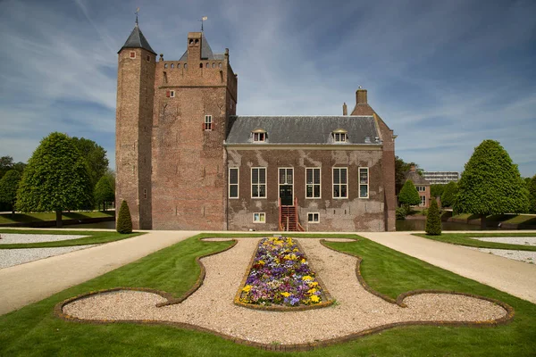 Bağlı şato ve geniş resmi bahçe, hanım evlatları, Viola, çiçek sınırları.