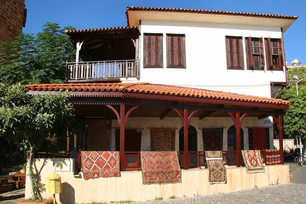 Şehrin güzel mimarisi.  