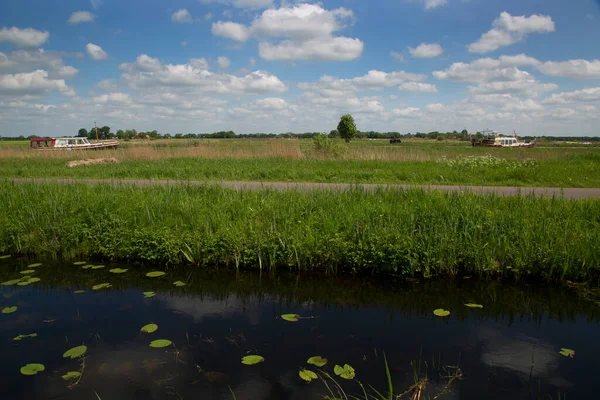 Köydeki nehir manzarası