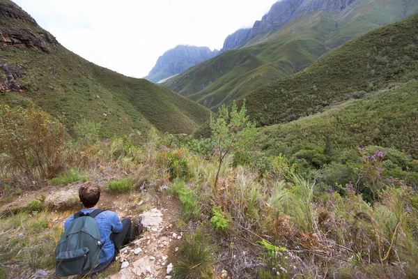 Dağlarda sırt çantalı tanınmayan turistler. Dağlarda yürüyüş konsepti.
