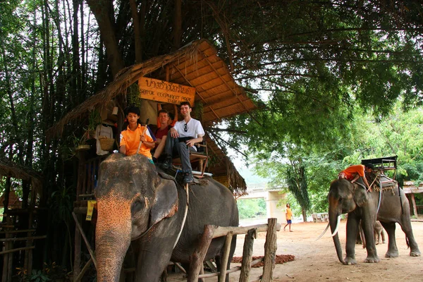 Traditionelle Thai Tour Auf Elefanten — Stockfoto