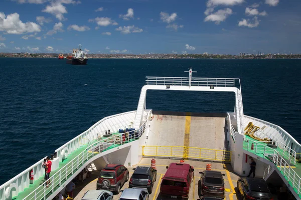 Arabalı feribot manzarası, deniz manzarası.