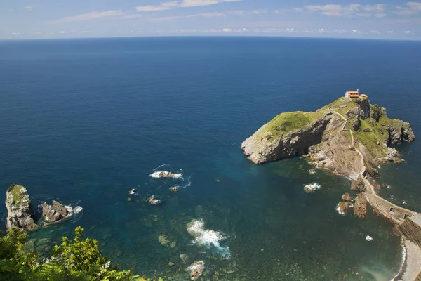 Gaztelugatxe, Bask Bölgesi 'nin Bermeo belediyesine bağlı Biscay kıyısında bir adadır.. 