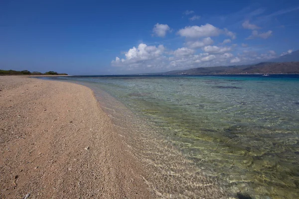 Deniz ve mavi gökyüzü olan güzel sahil 
