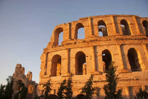 Kuzey Afrika 'da 2nci yüzyıldan kalma tarihi Roma amfi tiyatrosu harabesi.