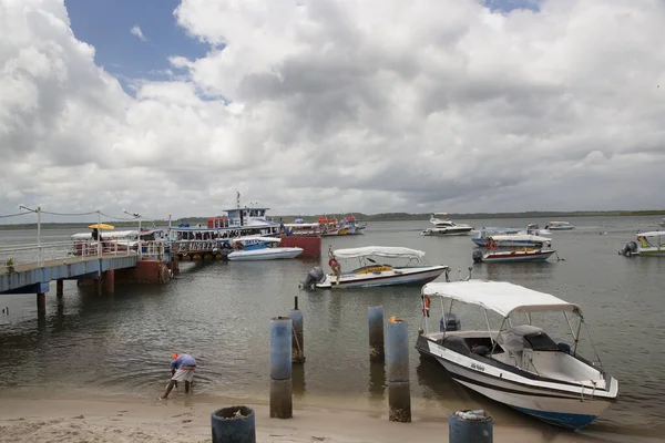 Tekneler ve insanlarla deniz manzarası