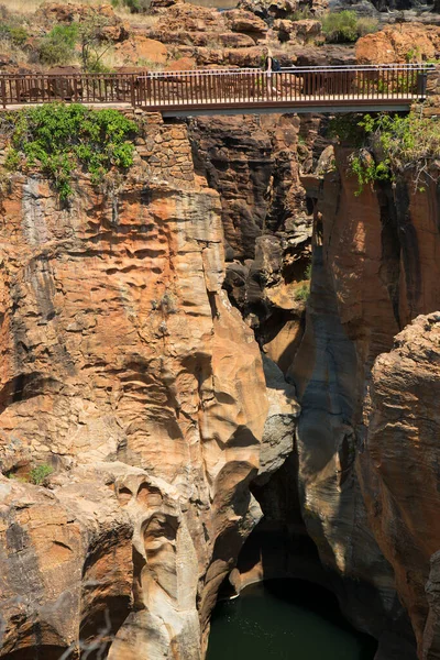 峡谷中的河流鸟瞰图 — 图库照片