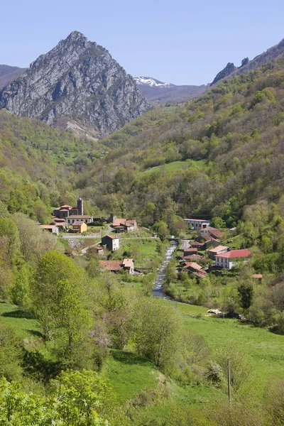 Dağlardaki köyün güzel manzarası