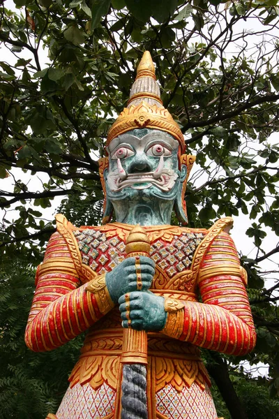 Güzel bir Buda heykelinin yakın plan fotoğrafı.