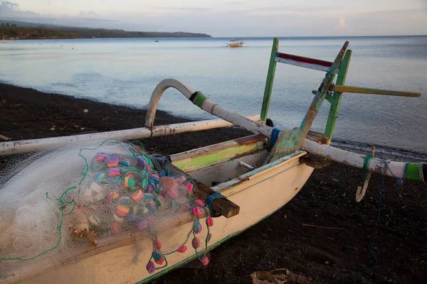 Sahilde bir balıkçı teknesi