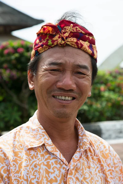 Şenlikli Saç Bandı Takmış Asyalı Bir Adamın Portresi — Stok fotoğraf