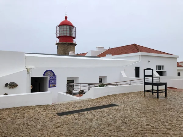 Sahildeki Cabo de Sao Vicente deniz feneri.