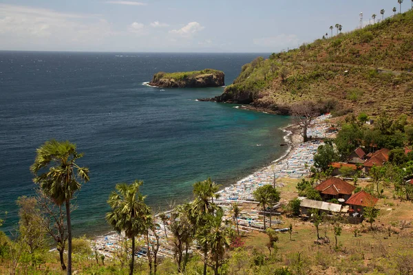 Güneş ışığı, batur gölü ve Endonezya 'da kıyıya demir atmış tekne manzarası