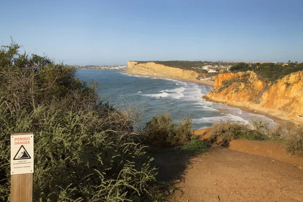 Kayalık kıyılar, kayalıklar ve kayalar denizlerde