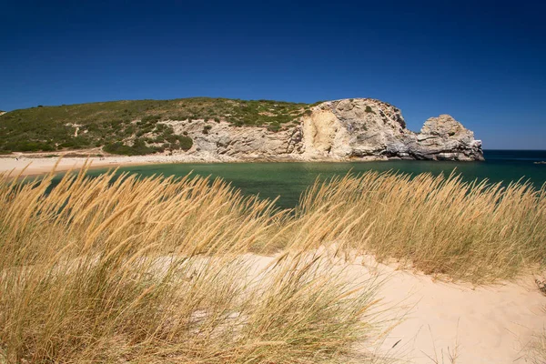 Praia da Bordeira, Kosta Vicentina doğal parkında, Carrapateira ve Bordeira köylerinin yakınında yer alan bir sahil..