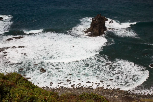 Belle Vue Sur Les Rochers Lointains Dans Mer Orageuse — Photo