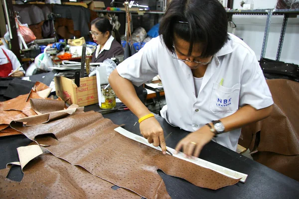 Atölyede çalışan terziler.