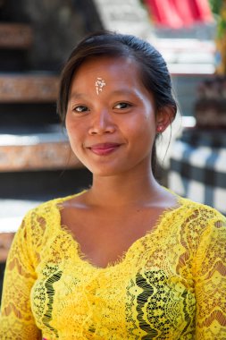 Alnına resim çizen genç Asyalı kadın portresi, seyahat fotoğrafı.