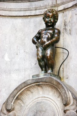 Manneken Pi, Brüksel, Belçika 'da küçük bir bronz heykel.
