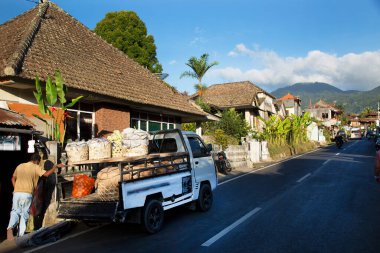 Yol ve insanlarla dolu thai sokak sahnesi