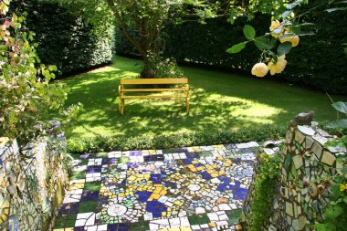 Çiçekleri ve bitkileri olan güzel bir bahçe.