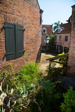 Beş köşeli kale şeklinde askeri kışlaları, ofisleri ve konutları olan tarihi sömürge yerleşkeleri 