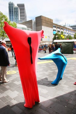 Şehirde bir meydanda festival