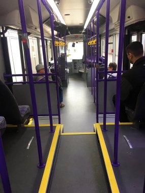 Yolcularla dolu modern otobüsün içi