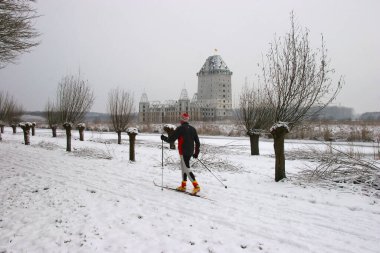 Kış sporu, kadın, şehirde kar. 