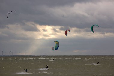 Denizde sörf yapan uçurtma, su sporları