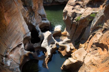 çağlayan şelale ve çukurları olan nehir manzarası