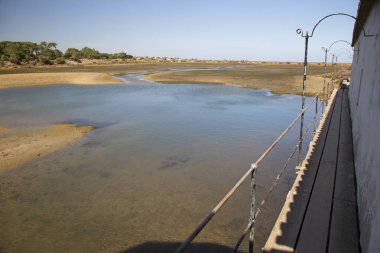 Gölün ortasında terk edilmiş bir ev.