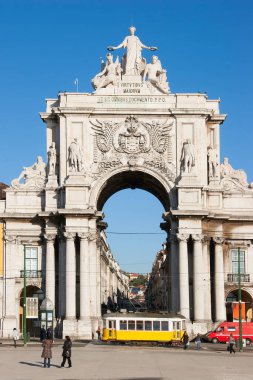 Güneşli caddede insanlarla birlikte kemer ve tramvay inşaatı.