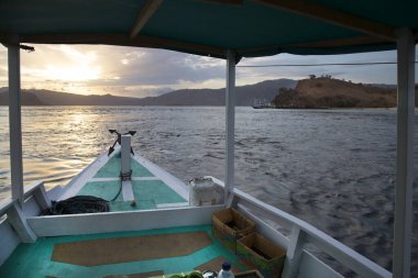 Güzel göl manzarası ve tekneden dağlar.