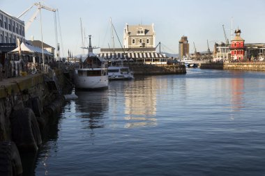 Liman şehrindeki yatların manzarası 