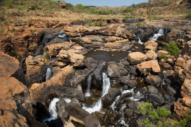 çağlayan şelale ve çukurları olan nehir manzarası