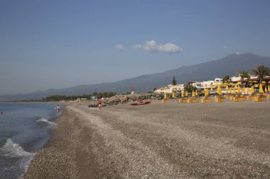 Kıyı kentindeki halk plajının gündüz görüntüsü