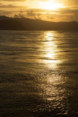 Denizin üzerinde güzel bir gün batımı