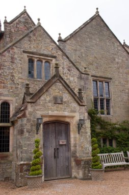 Güzel ortaçağ malikanesinin manzarası