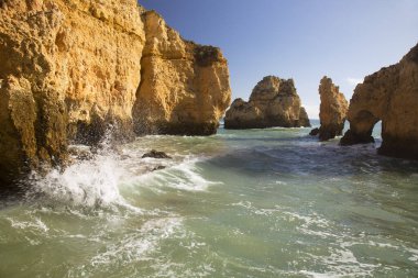 Güzel kayalık deniz manzarası