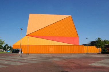 Modern binanın şehri.