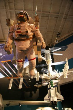 Uzay müzesindeki astronot figürü