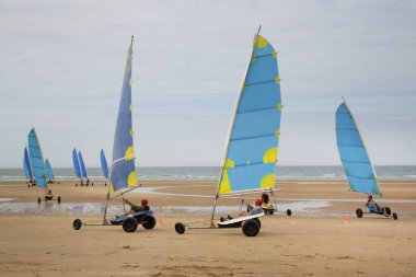 Plajda bir blokart, arazi ya da kum yelkenli araba ya da yük arabasıyla, rüzgarla çalışan üç tekerlekli ve yelkenli bir kara aracı ile yapılan bir yarışma.